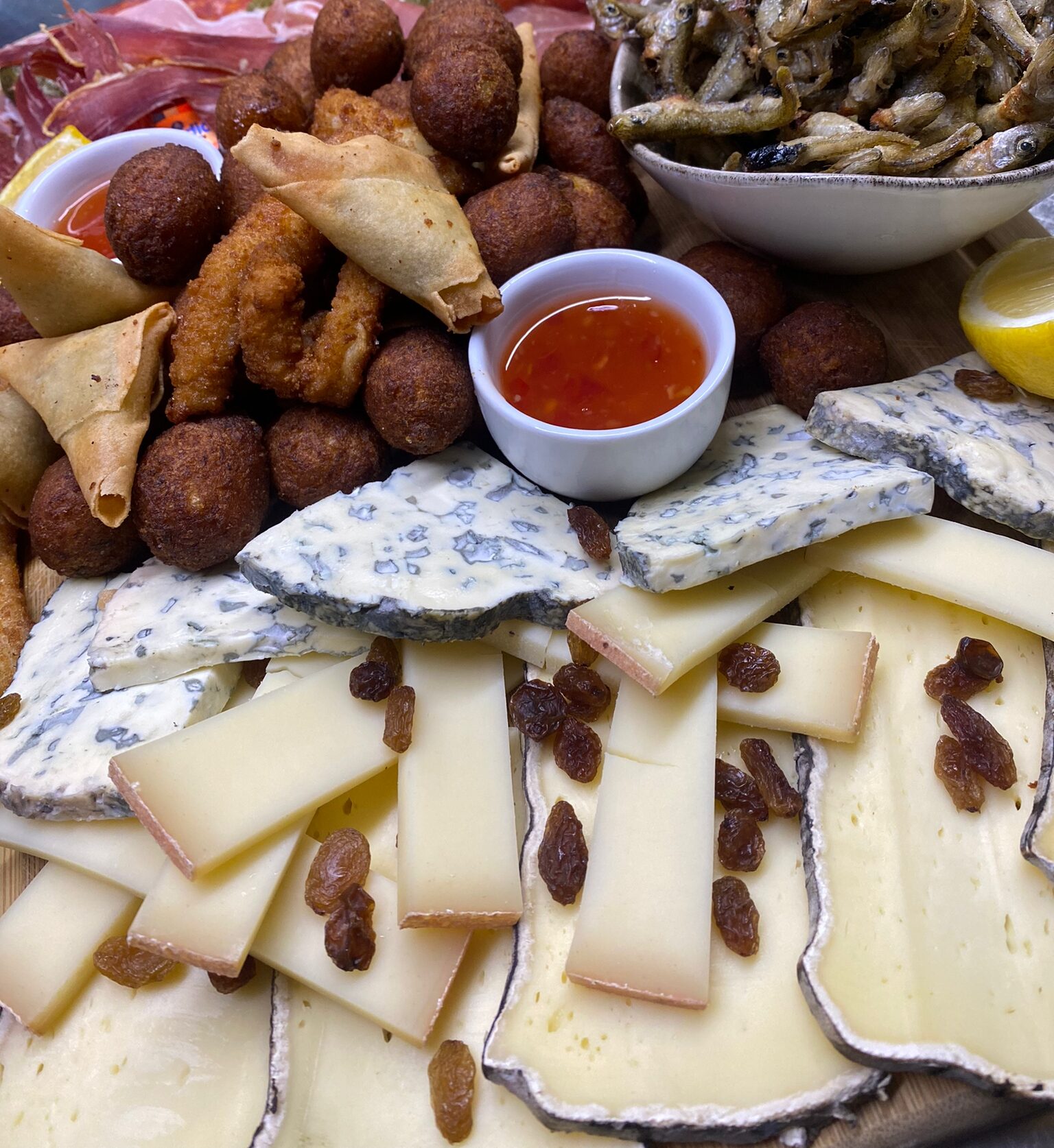 planche de tapas fromage, charcuterie, samosa et arancini